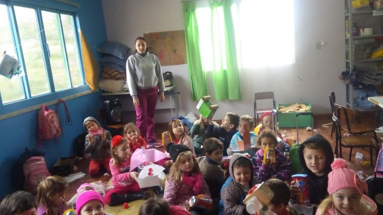 E.M.E.I SONHO MEU REALIZA ATIVIDADES RELACIONADAS AO MEIO AMBIENTE – Os alunos da educação infantil estão aprendendo brincando com a importância de reciclar