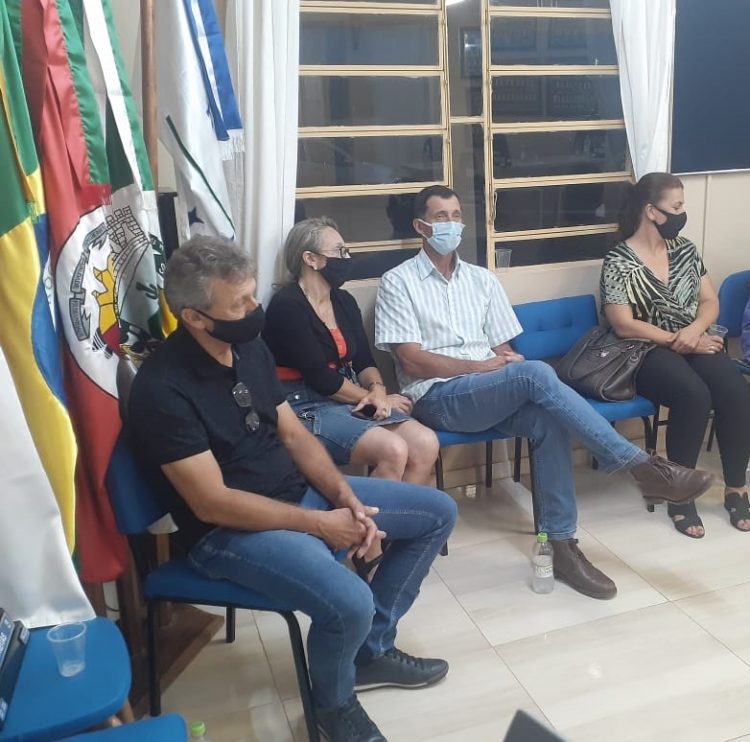 CÂMARA DE VEREADORES: Prefeito Paulo Henrique Reuter prestigia primeira sessão do legislativo.