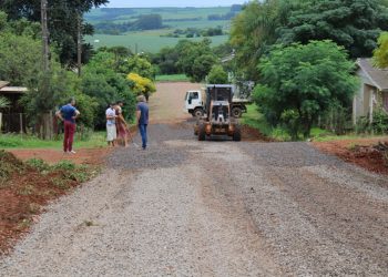 SECRETARIA MUNICIPAL DE OBRAS FAZ REPAROS NAS VIAS URBANAS AINDA NÃO CALÇADAS.