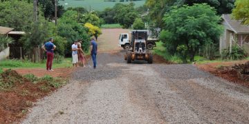 SECRETARIA MUNICIPAL DE OBRAS FAZ REPAROS NAS VIAS URBANAS AINDA NÃO CALÇADAS.