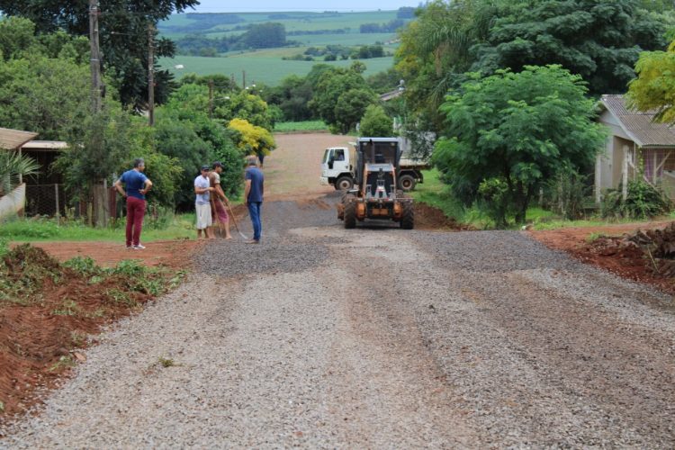 SECRETARIA MUNICIPAL DE OBRAS FAZ REPAROS NAS VIAS URBANAS AINDA NÃO CALÇADAS.