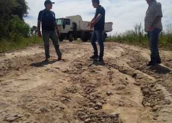 PREFEITO PAULO HERNRIQUE REUTER, VICE GENÁRIO CEZAR DE OLIVEIRA E SECRETÁRIO DE OBRAS FRANCISCO ROMEU BAIERLE VISTORIAM ESTRADAS EM CONDIÇÕES PRECÁRIAS