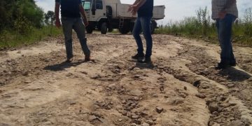 PREFEITO PAULO HERNRIQUE REUTER, VICE GENÁRIO CEZAR DE OLIVEIRA E SECRETÁRIO DE OBRAS FRANCISCO ROMEU BAIERLE VISTORIAM ESTRADAS EM CONDIÇÕES PRECÁRIAS