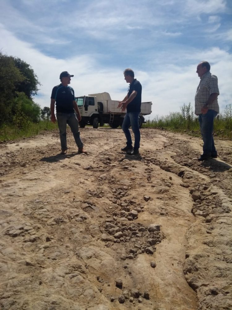PREFEITO PAULO HERNRIQUE REUTER, VICE GENÁRIO CEZAR DE OLIVEIRA E SECRETÁRIO DE OBRAS FRANCISCO ROMEU BAIERLE VISTORIAM ESTRADAS EM CONDIÇÕES PRECÁRIAS