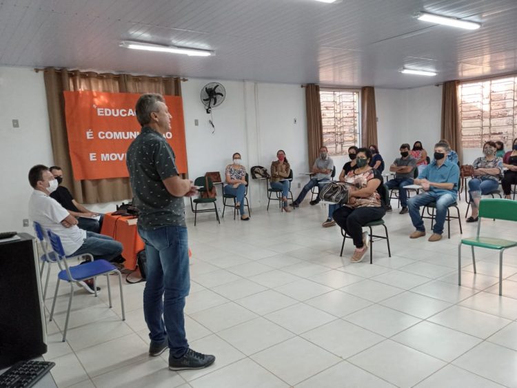 PREFEITO PAULO HENRIQUE REUTER E SECRETARIO DA EDUCAÇÃO BRÁULIO LUIZ SPETH REUNEM PROFESSORES CONCURSADOS PARA REUNIÃO DE ABERTURA DO ANO LETIVO