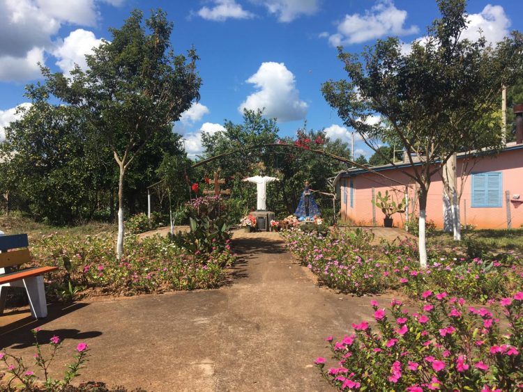 EQUIPE MUNICIPAL REALIZA MELHORIAS NA COMUNIDADE DE LINHA NOSSA SENHORA APARECIDA