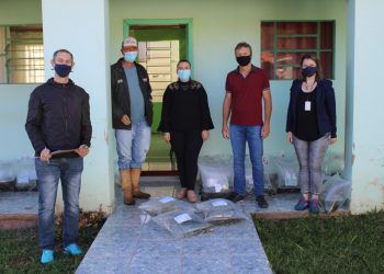 SECRETARIA DE AGRICULTURA E EMATER/RS-ASCAR ESCRITÓRIO MUNICIPAL DE TUNAS REALIZAM ENTREGA DE ALEVINOS