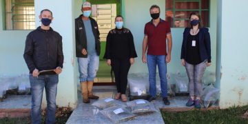 SECRETARIA DE AGRICULTURA E EMATER/RS-ASCAR ESCRITÓRIO MUNICIPAL DE TUNAS REALIZAM ENTREGA DE ALEVINOS