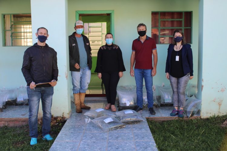 SECRETARIA DE AGRICULTURA E EMATER/RS-ASCAR ESCRITÓRIO MUNICIPAL DE TUNAS REALIZAM ENTREGA DE ALEVINOS