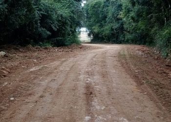 SECRETARIA DE OBRAS REALIZA MANUTENÇÃO E O ALARGAMENTO DE ESTRADAS