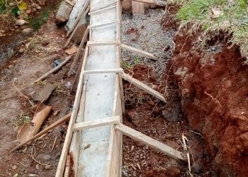 SECRETARIA MUNICIPAL DE OBRAS REALIZA BRITAMENTO DE ESTRADAS, LIMPEZA DE BEBEDOUROS E CONCERTOS EM REDE DE ESGOTO