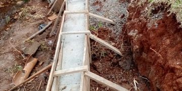 SECRETARIA MUNICIPAL DE OBRAS REALIZA BRITAMENTO DE ESTRADAS, LIMPEZA DE BEBEDOUROS E CONCERTOS EM REDE DE ESGOTO