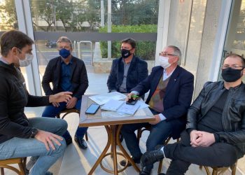 O PREFEITO PAULO HENRIQUE REUTER, SECRETÁRIO DE ADMINISTRAÇÃO CLAUCIDIO WENDEL, VEREADOR DOUGLAS BOHRER E O DR. JANRIER DE LORENA WENDEL ESTIVERAM EM AUDIÊNCIA COM DEPUTADO FEDERAL MARCIO BIOLCHI MDB EM PORTO ALEGRE