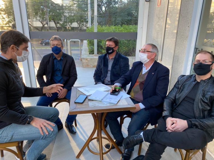 O PREFEITO PAULO HENRIQUE REUTER, SECRETÁRIO DE ADMINISTRAÇÃO CLAUCIDIO WENDEL, VEREADOR DOUGLAS BOHRER E O DR. JANRIER DE LORENA WENDEL ESTIVERAM EM AUDIÊNCIA COM DEPUTADO FEDERAL MARCIO BIOLCHI MDB EM PORTO ALEGRE