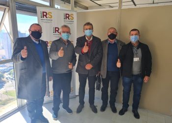 PREFEITO PAULO HENRIQUE REUTER E SECRETÁRIOS FAZEM ENTREGA DO PROJETO PAVIMENTA RS