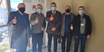 PREFEITO PAULO HENRIQUE REUTER E SECRETÁRIOS FAZEM ENTREGA DO PROJETO PAVIMENTA RS