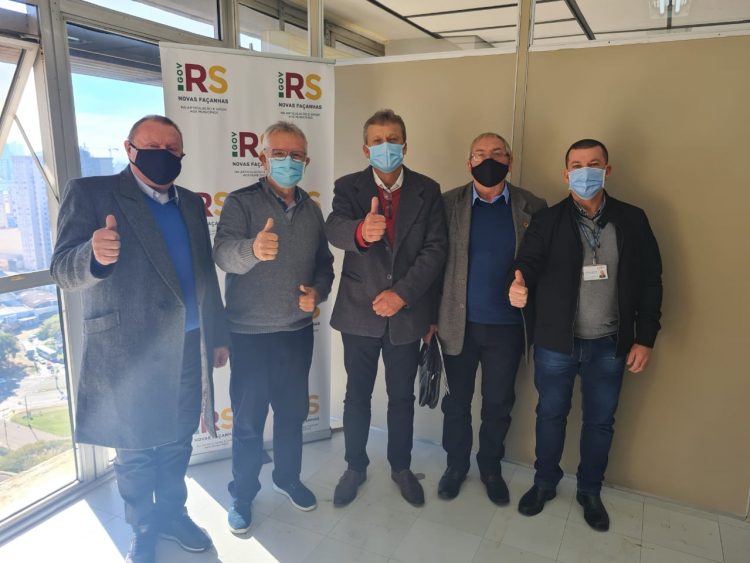 PREFEITO PAULO HENRIQUE REUTER E SECRETÁRIOS FAZEM ENTREGA DO PROJETO PAVIMENTA RS