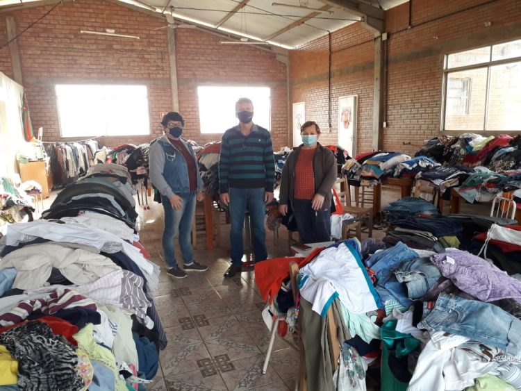 ADMINISTRAÇÃO MUNICIPAL E SECRETARIA DA ASSISTÊNCIA SOCIAL INICIAM ENTREGA DE AGASALHOS