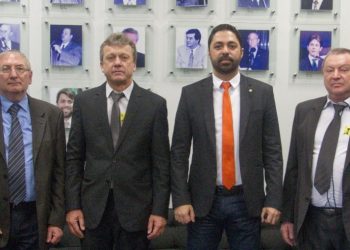 PREFEITO PAULO HENRIQUE REUTER, SECRETÁRIO DE ADMINISTRAÇÃO E PLANEJAMENTO CLAUCIDIO WENDEL E SECRETÁRIO DA FAZENDA IVAN ERNANI KAUFMAN BUSCAM RECURSOS PARLAMENTARES EM BRASÍLIA/RS, ONDE OBTIVERAM GRANDE APOIO AS SOLICITAÇÕES.