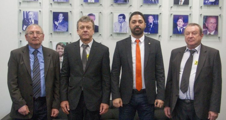 PREFEITO PAULO HENRIQUE REUTER, SECRETÁRIO DE ADMINISTRAÇÃO E PLANEJAMENTO CLAUCIDIO WENDEL E SECRETÁRIO DA FAZENDA IVAN ERNANI KAUFMAN BUSCAM RECURSOS PARLAMENTARES EM BRASÍLIA/RS, ONDE OBTIVERAM GRANDE APOIO AS SOLICITAÇÕES.