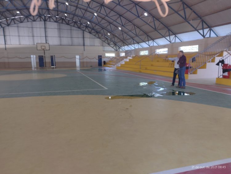 PREFEITO E SECRETÁRIO REALIZAM VISITA AO GINÁSIO MUNICIPAL PARA VER ANDAMENTO DE REFORMAS