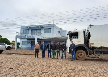 INICIOU HOJE A COLETA DE LIXO COM A EMPRESA EDE JAMIR DOS SANTOS DE BARRAS CASSAL.