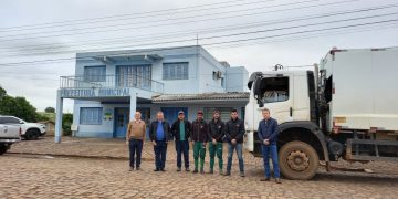 INICIOU HOJE A COLETA DE LIXO COM A EMPRESA EDE JAMIR DOS SANTOS DE BARRAS CASSAL.