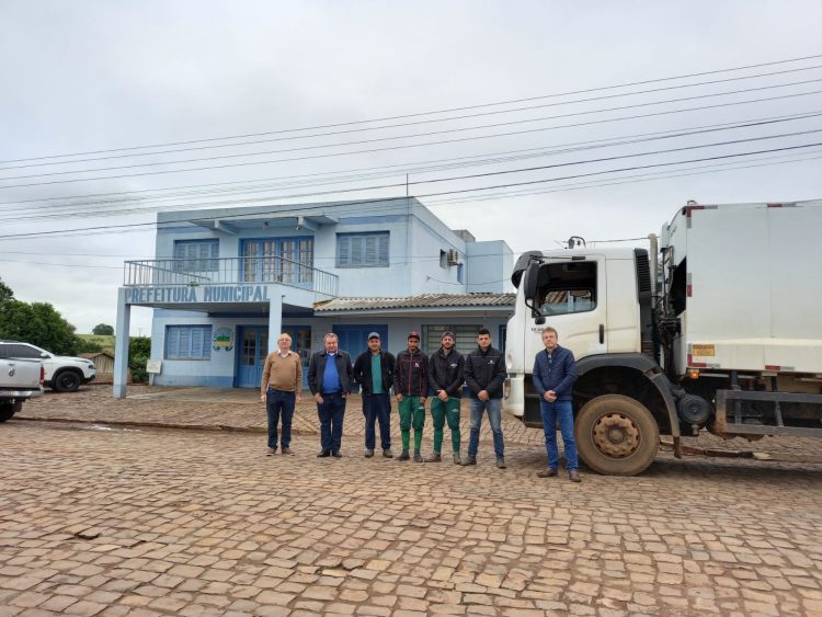 INICIOU HOJE A COLETA DE LIXO COM A EMPRESA EDE JAMIR DOS SANTOS DE BARRAS CASSAL.