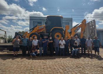 MUNICÍPIO ADQUIRE UMA RETROESCAVADEIRA HIDRÁULICA COM RECURSOS PRÓPRIOS.