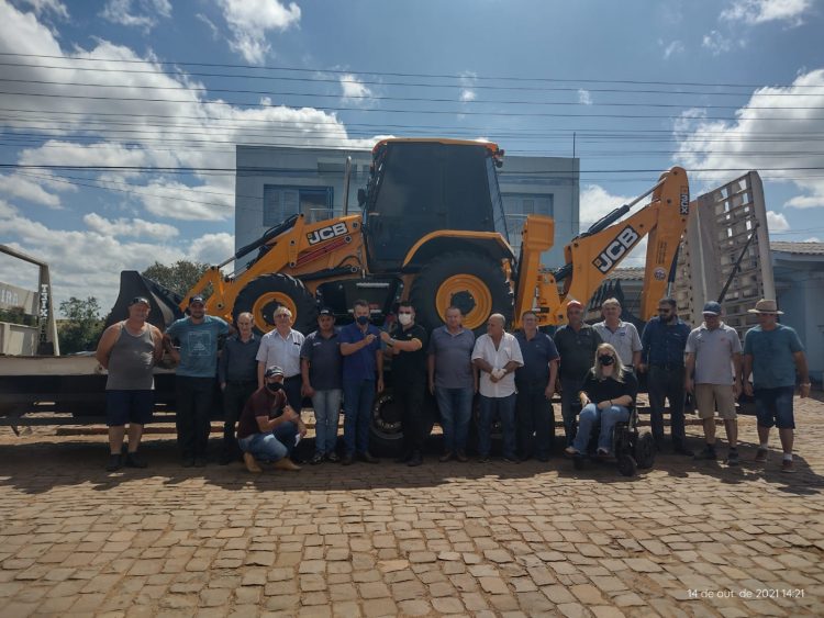 MUNICÍPIO ADQUIRE UMA RETROESCAVADEIRA HIDRÁULICA COM RECURSOS PRÓPRIOS.