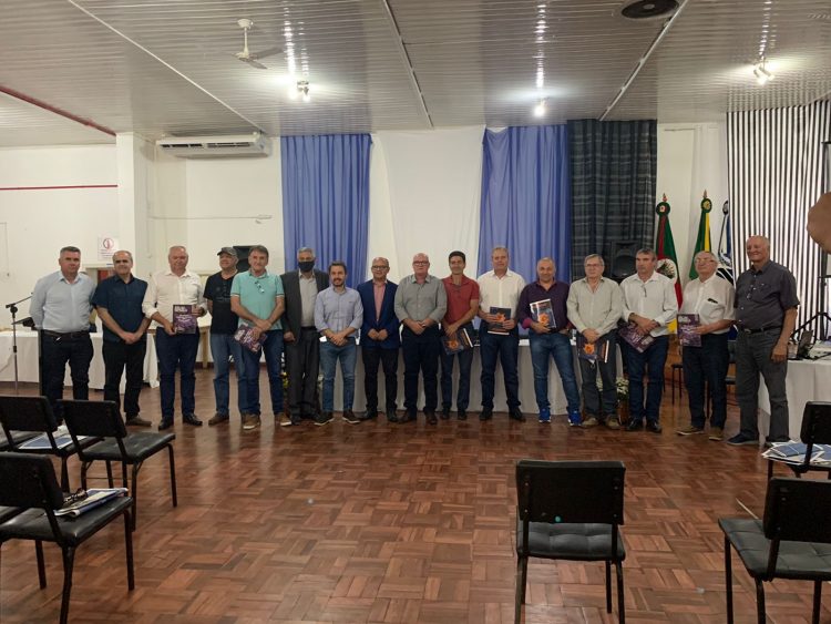 SECRETÁRIO DE ADMINISTRAÇÃO CLAUCÍDIO WENDEL, REPRESENTA PREFEITO MUNICIPAL EM REUNIÃO DOS 58 ANOS DE ARROIO DO TIGRE