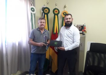 PREFEITO PAULO HENRIQUE REUTER RECEBE TROFÉU 40 ANOS DA SICREDI BOTUCARAÍ EM RECONHECIMENTO PELA PARCERIA