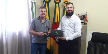 PREFEITO PAULO HENRIQUE REUTER RECEBE TROFÉU 40 ANOS DA SICREDI BOTUCARAÍ EM RECONHECIMENTO PELA PARCERIA
