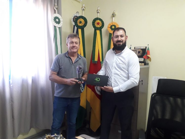 PREFEITO PAULO HENRIQUE REUTER RECEBE TROFÉU 40 ANOS DA SICREDI BOTUCARAÍ EM RECONHECIMENTO PELA PARCERIA