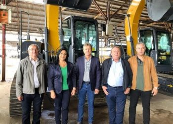 PREFEITO E SECRETÁRIOS PARTICIPAM DE CERIMÔNIA DE ENTREGA DE MAQUINÁRIO EM ESTEIO