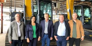 PREFEITO E SECRETÁRIOS PARTICIPAM DE CERIMÔNIA DE ENTREGA DE MAQUINÁRIO EM ESTEIO