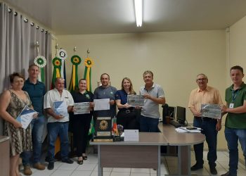 EQUIPE EMATER-RS/ASCAR DE TUNAS FAZ ENTREGA DO RELATÓRIO ATERS, SOCIOASSISTENCIAL E PLANO OPERATIVO 2023 À ADMINISTRAÇÃO MUNICIPAL