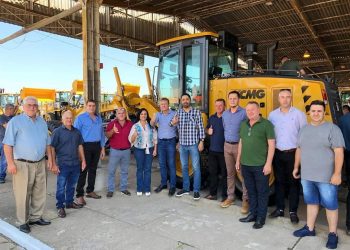 A ADMINISTRAÇÃO MUNICIPAL PARTICIPOU NESTA TERÇA-FEIRA, DIA 24/01 DA ENTREGA DE EQUIPAMENTOS AGRÍCOLAS EM PORTO ALEGRE