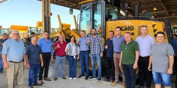 A ADMINISTRAÇÃO MUNICIPAL PARTICIPOU NESTA TERÇA-FEIRA, DIA 24/01 DA ENTREGA DE EQUIPAMENTOS AGRÍCOLAS EM PORTO ALEGRE