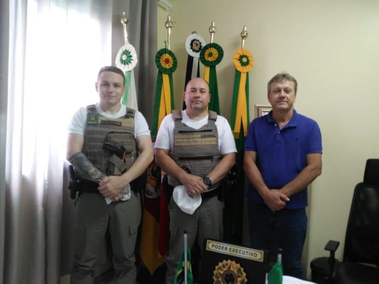 CAPITÃO E TENENTE DA BRIGADA MILITAR VISITAM O MUNICÍPIO DE TUNAS