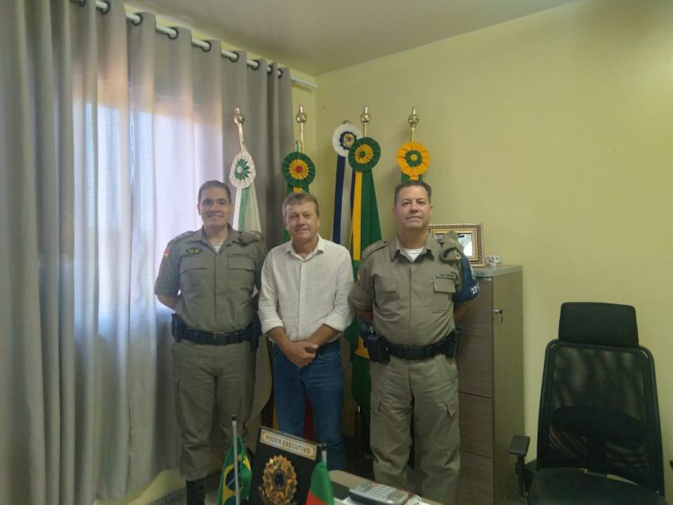 CAPITÃO E TENENTE DA BRIGADA MILITAR VISITAM O MUNICÍPIO DE TUNAS