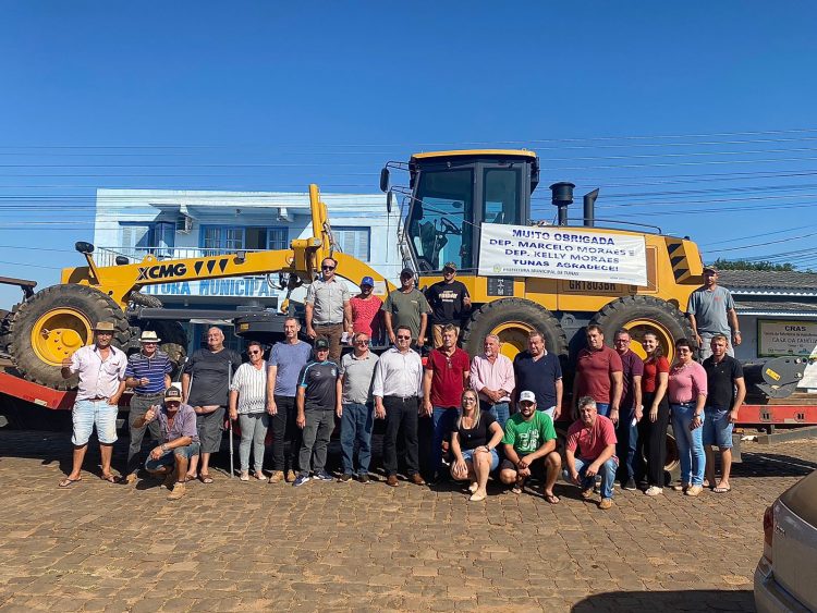 MUNICÍPIO DE TUNAS É CONTEMPLADO COM MOTONIVELADORA NOVA.