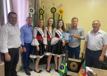 PREFEITURA DE TUNAS RECEBE VISITA DO PREFEITO E SOBERANAS DE LAGOA BONITA DO SUL.