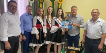 PREFEITURA DE TUNAS RECEBE VISITA DO PREFEITO E SOBERANAS DE LAGOA BONITA DO SUL.