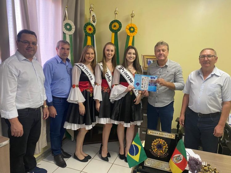 PREFEITURA DE TUNAS RECEBE VISITA DO PREFEITO E SOBERANAS DE LAGOA BONITA DO SUL.