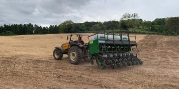 SECRETARIA DE AGRICULTURA EM PARCERIA COM A EMATER REALIZAM SERVIÇOS PARA MELHORIA DO MUNICÍPIO.