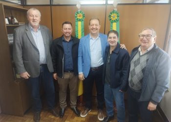COMITIVA DE TUNAS PARTICIPA DE AUDIÊNCIA EM PORTO ALEGRE.