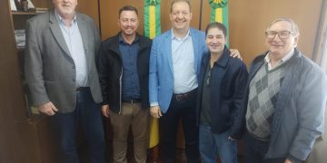 COMITIVA DE TUNAS PARTICIPA DE AUDIÊNCIA EM PORTO ALEGRE.