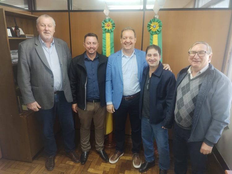 COMITIVA DE TUNAS PARTICIPA DE AUDIÊNCIA EM PORTO ALEGRE.