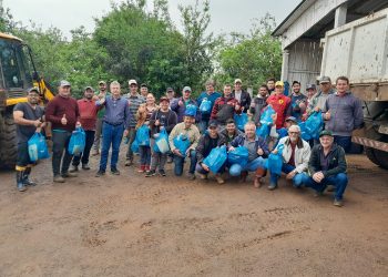 PREFEITO DE TUNAS FAZ ENTREGA DE EPIS AOS FUNCIONÁRIOS DA SECRETARIA DE OBRAS DO MUNICIPIO.